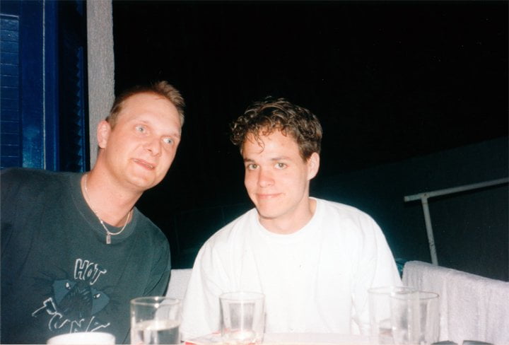 Jesper och Fredrik på balkong Grekland 1996